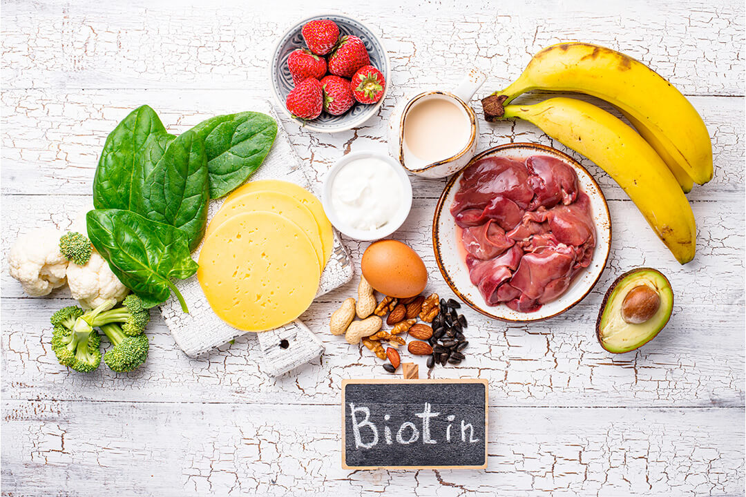 Natürliche Lebensmittelquellen von Vitamin B7 (Biotin) sind dargestellt.