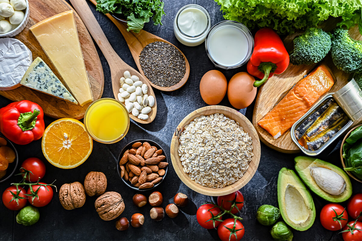 Küchenzeile mit stoffwechselanregenden Lebensmitteln, wie Hülsenfrüchten, Käse, Fisch und vielem mehr.