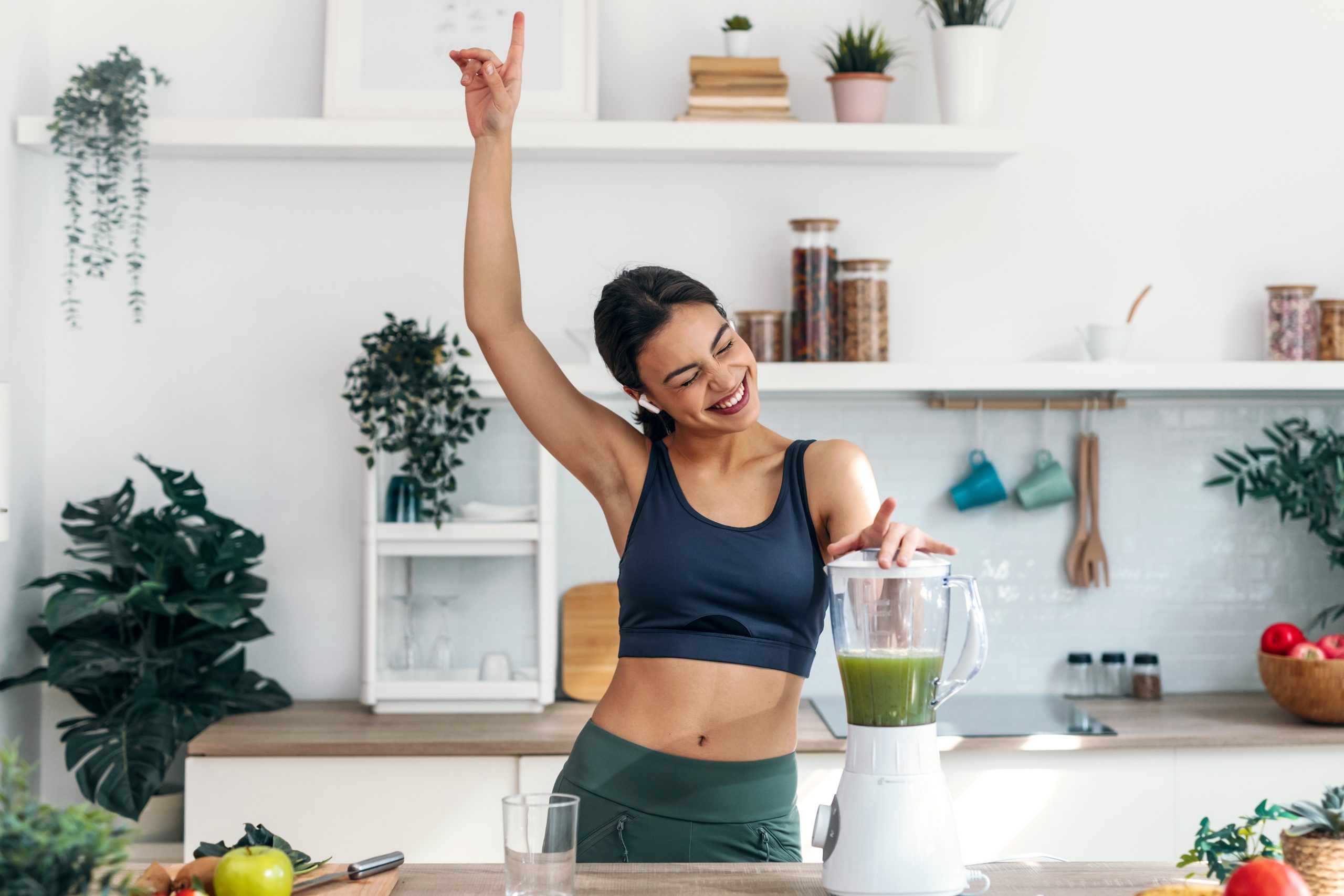 Eine Frau macht einen Smothie mit Proteinpulver