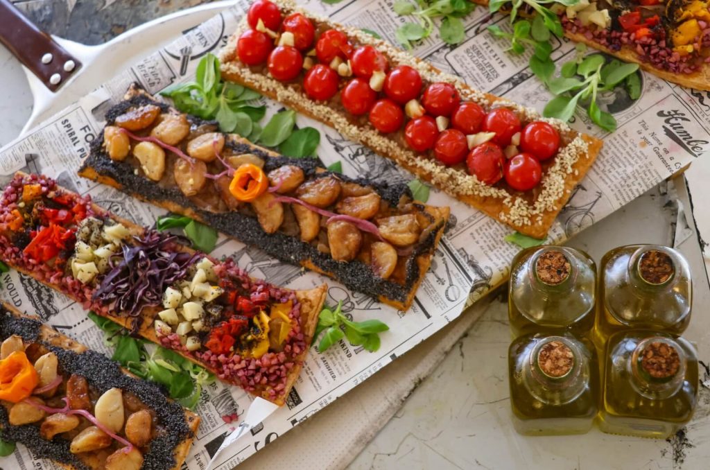 Schön angerichtete Gemüse-Knäckebrote mit Olivenöl