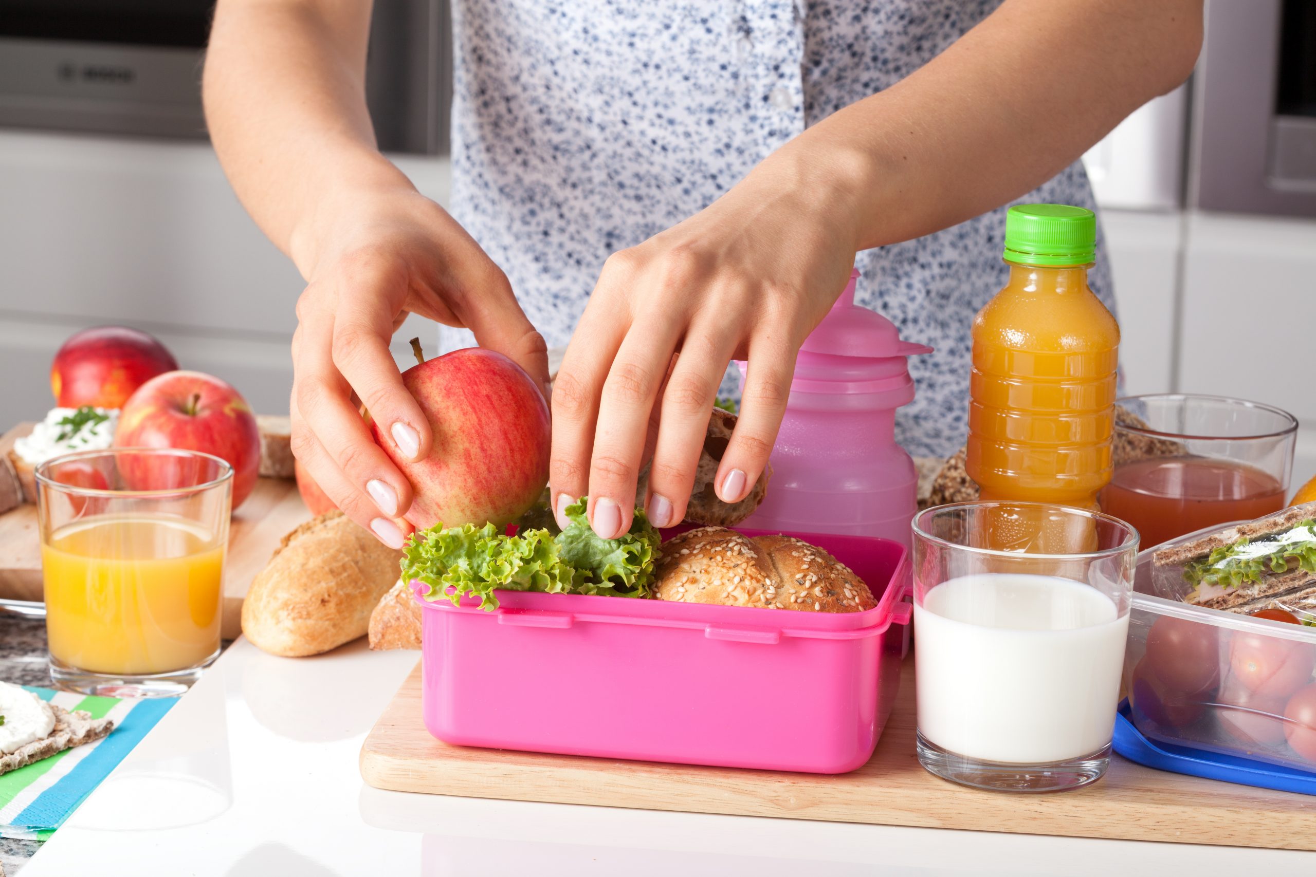Eine Lunch-Box wird gepackt