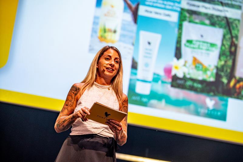 Sandra Wappl hält einen Vortrag bei Forever Living
