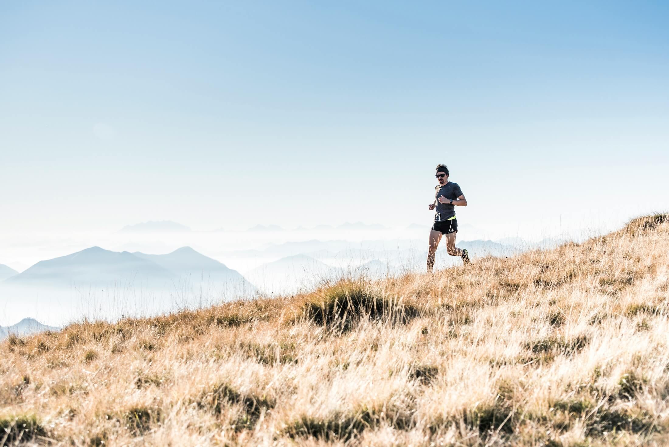 Mann in schöner Landschaft läuft einen Marathon