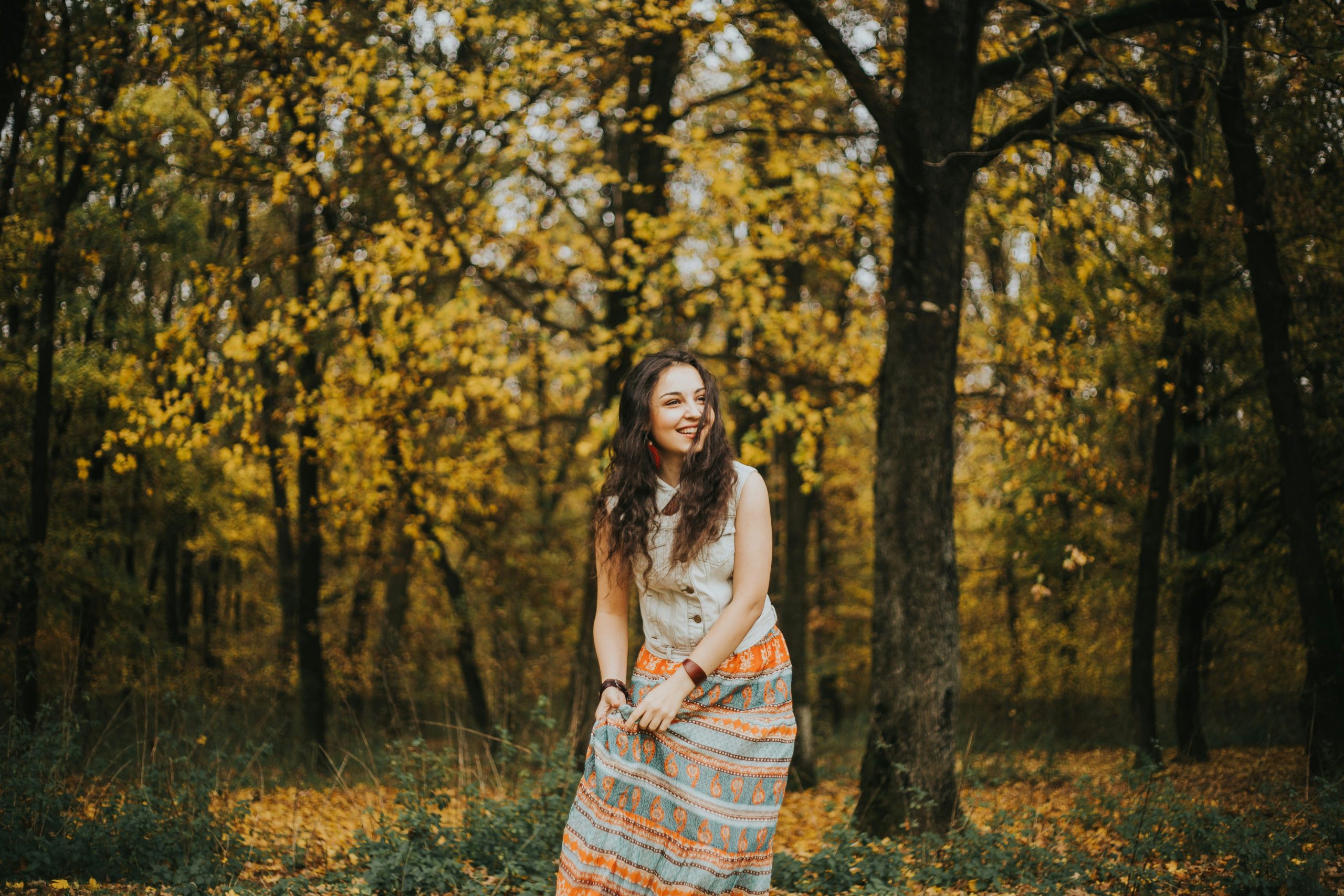 Eine Frau im Herbst-Wald