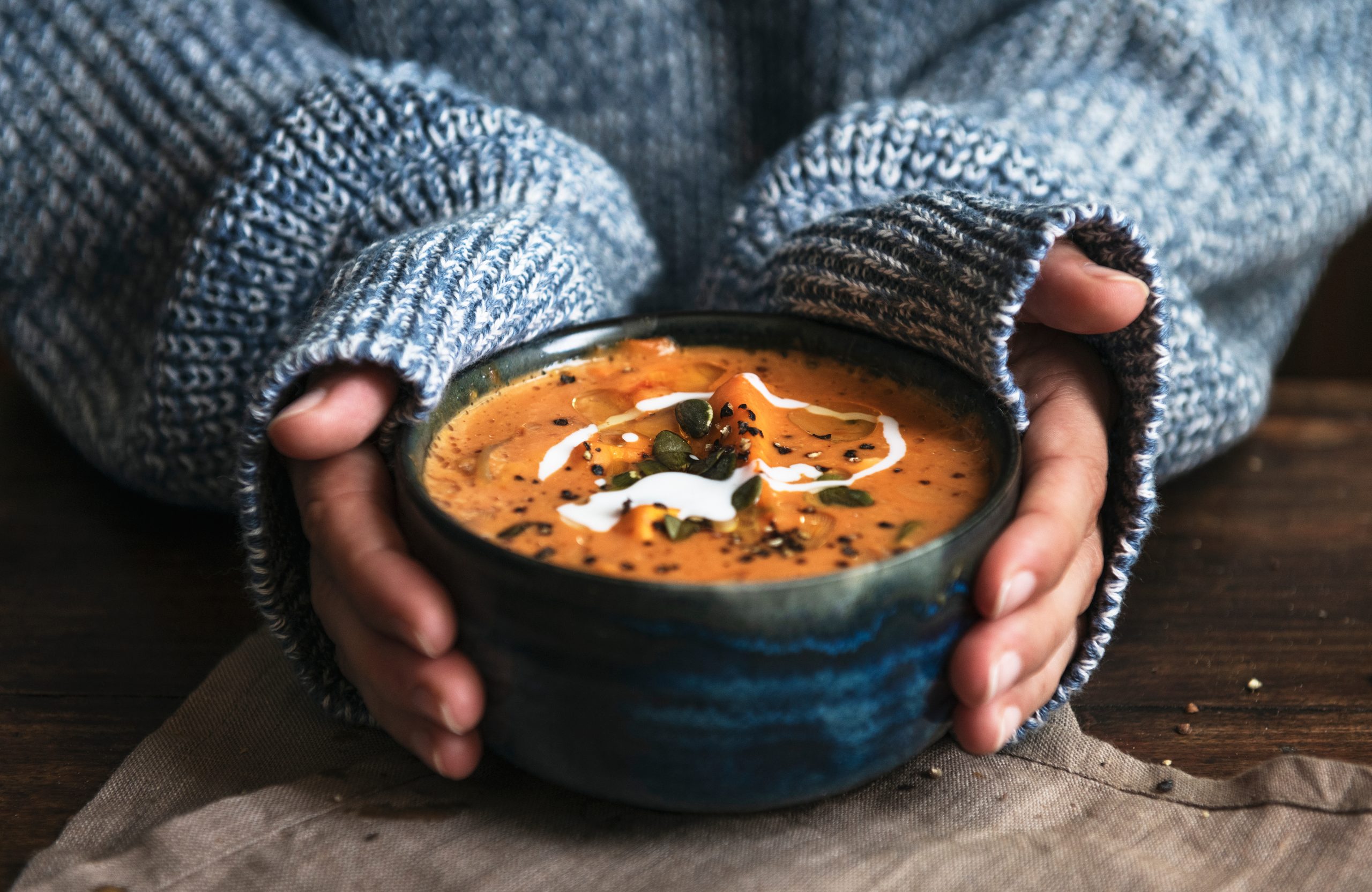 Frau hält Suppe in der Hand