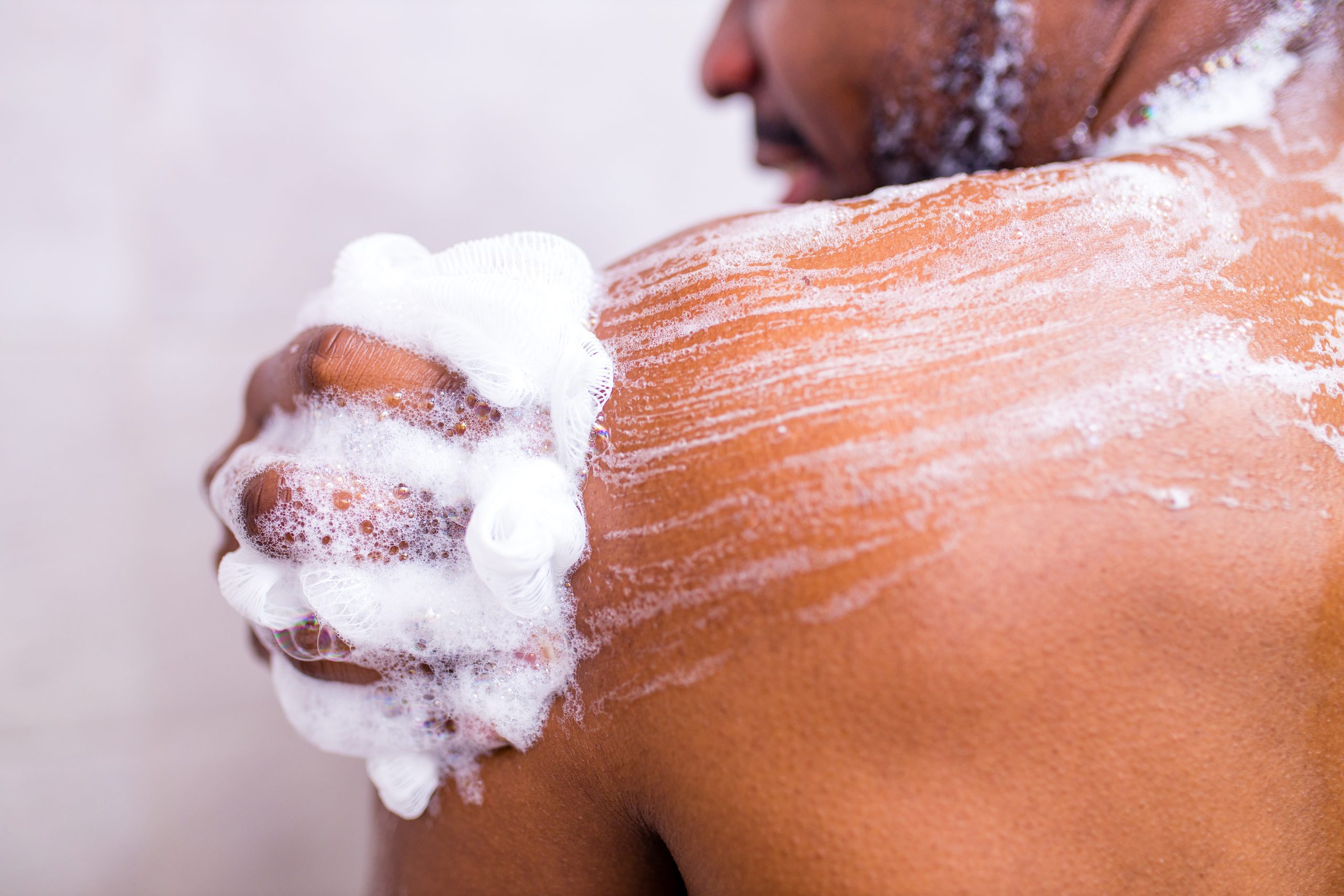 Mann unter der Dusche